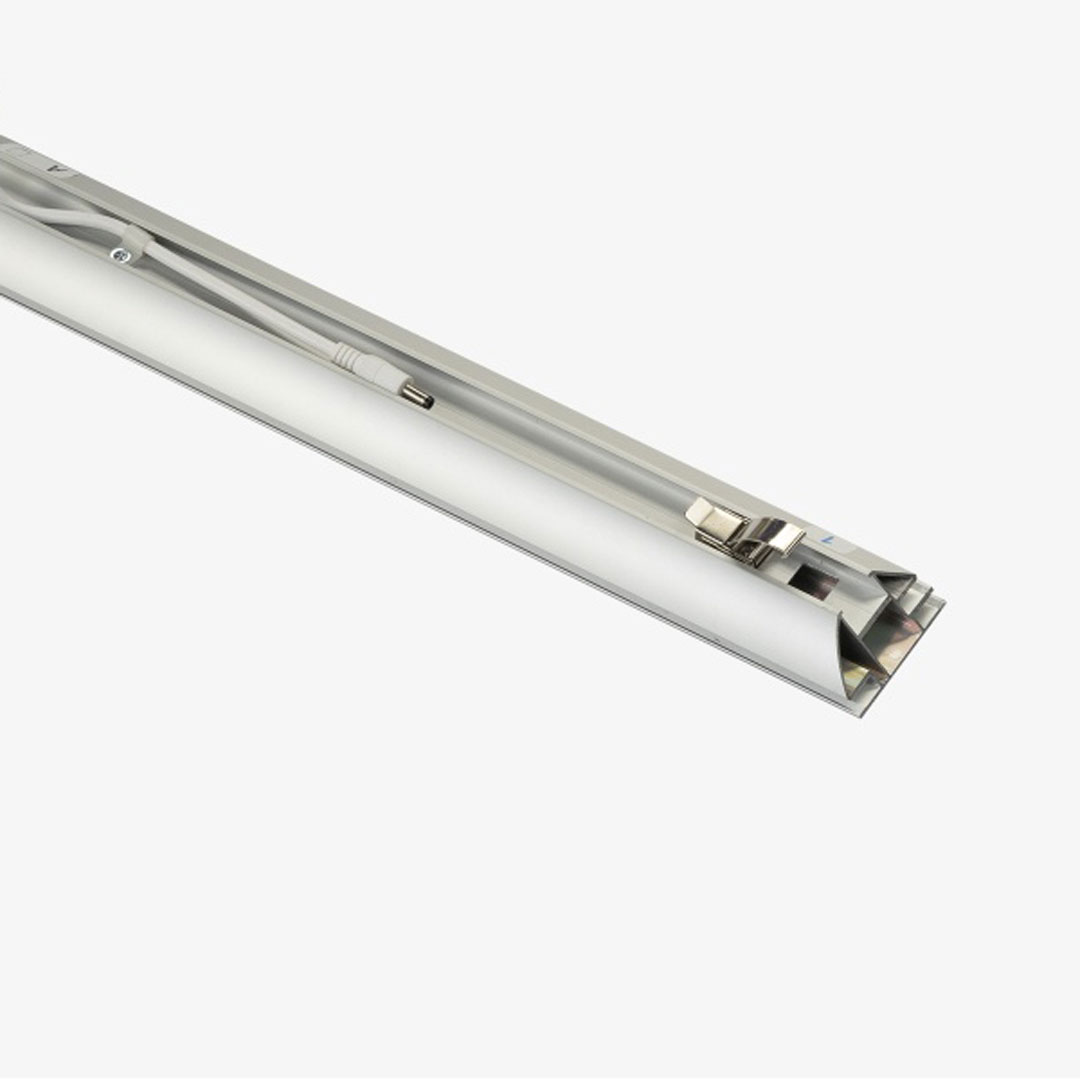 Nahaufnahme eines Leuchtkastens mit sichtbarem Stromkabel und Steckverbindung