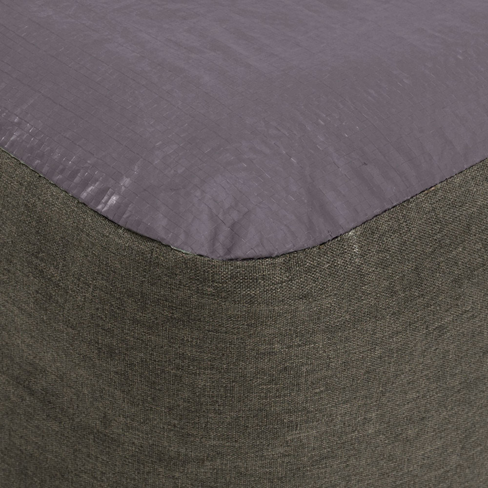 Detailansicht eines grauen Stoffbezugs mit abgerundeter Kante