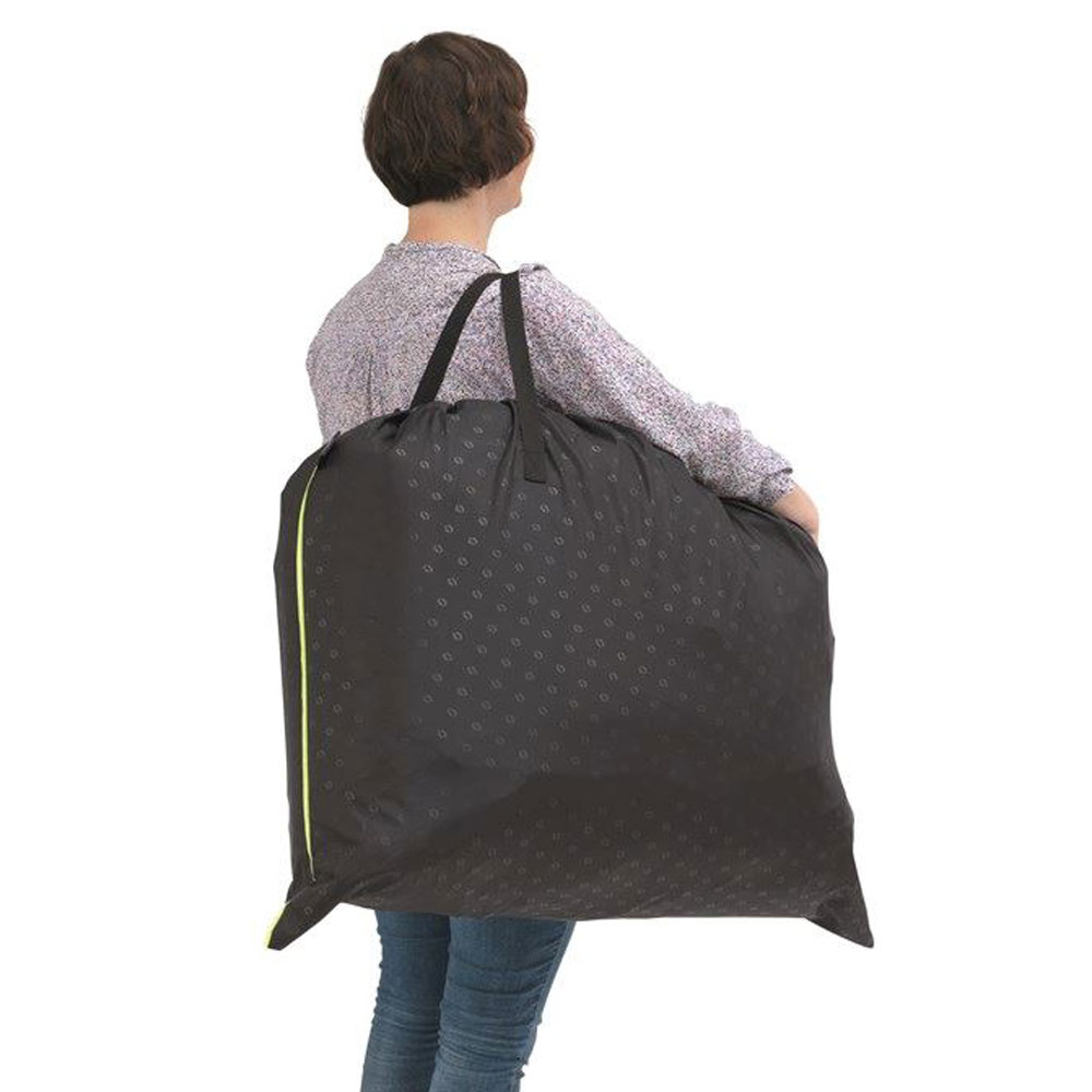 Airquick Outdoor-Sessel wird von einer Frau über der Schulter getragen