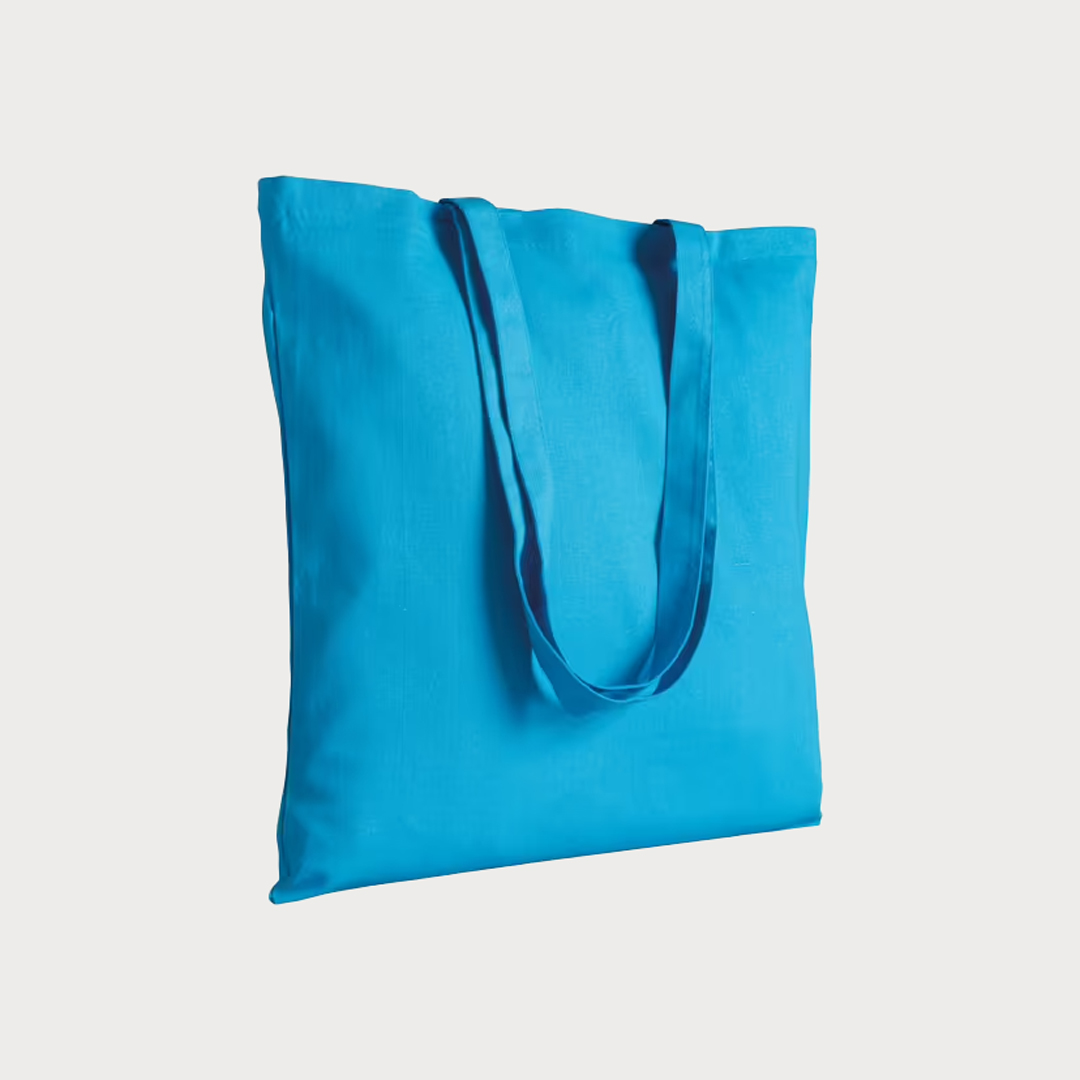 Eine himmelblaue, unbedruckte Baumwolltasche mit zwei Henkeln.