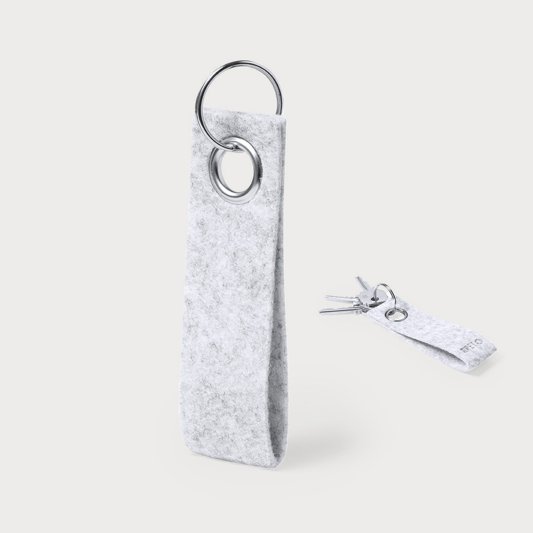 Ein grauer Filz-Schlüsselanhänger in rechteckiger Form mit silberfarbenem Schlüsselring und Öse.