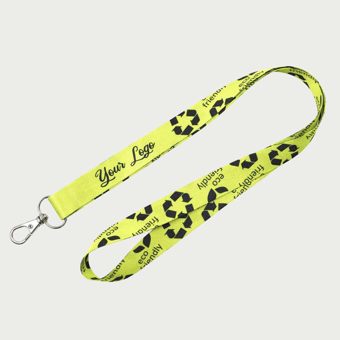 Ein neongelbes Lanyard, bedruckt mit schwarzen Recyclingsymbolen und einem Karabinerhaken.