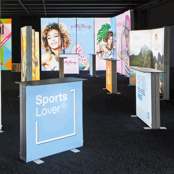 Mehrere Go Counter mit bedruckter Frontbespannung  ausgestellt in einem Messeraum