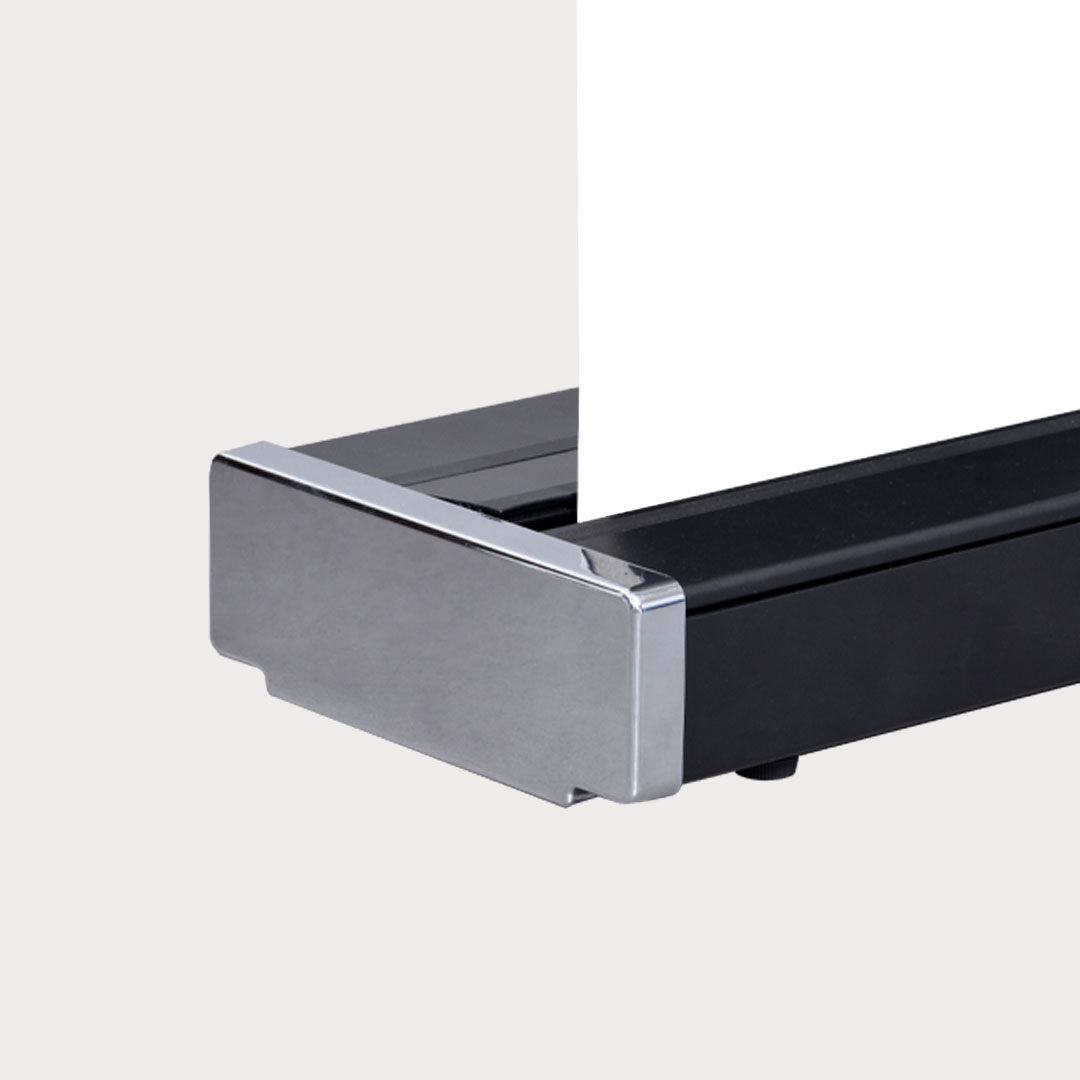 Nahaufnahme der schwarzen Gehäuseseite des RollUps mit chromfarbenen Seitenkappen 