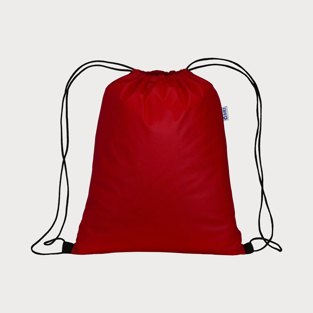 Ein roter Turnbeutel aus RPET-Material mit schwarzen Zugbändern.