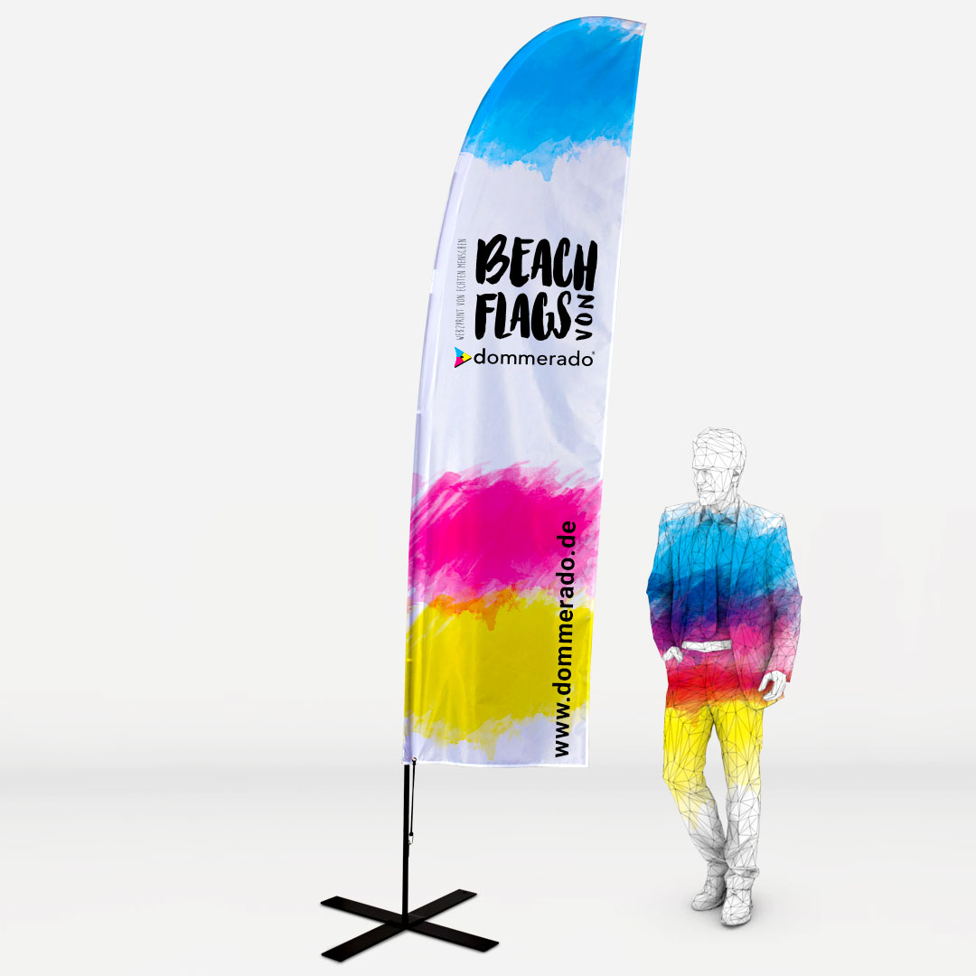 Beachflag in Bogenform mit farbigem Motiv und Text, an einem Bodenkreuzständer neben einem Mensch zur Größenveranschaulichung