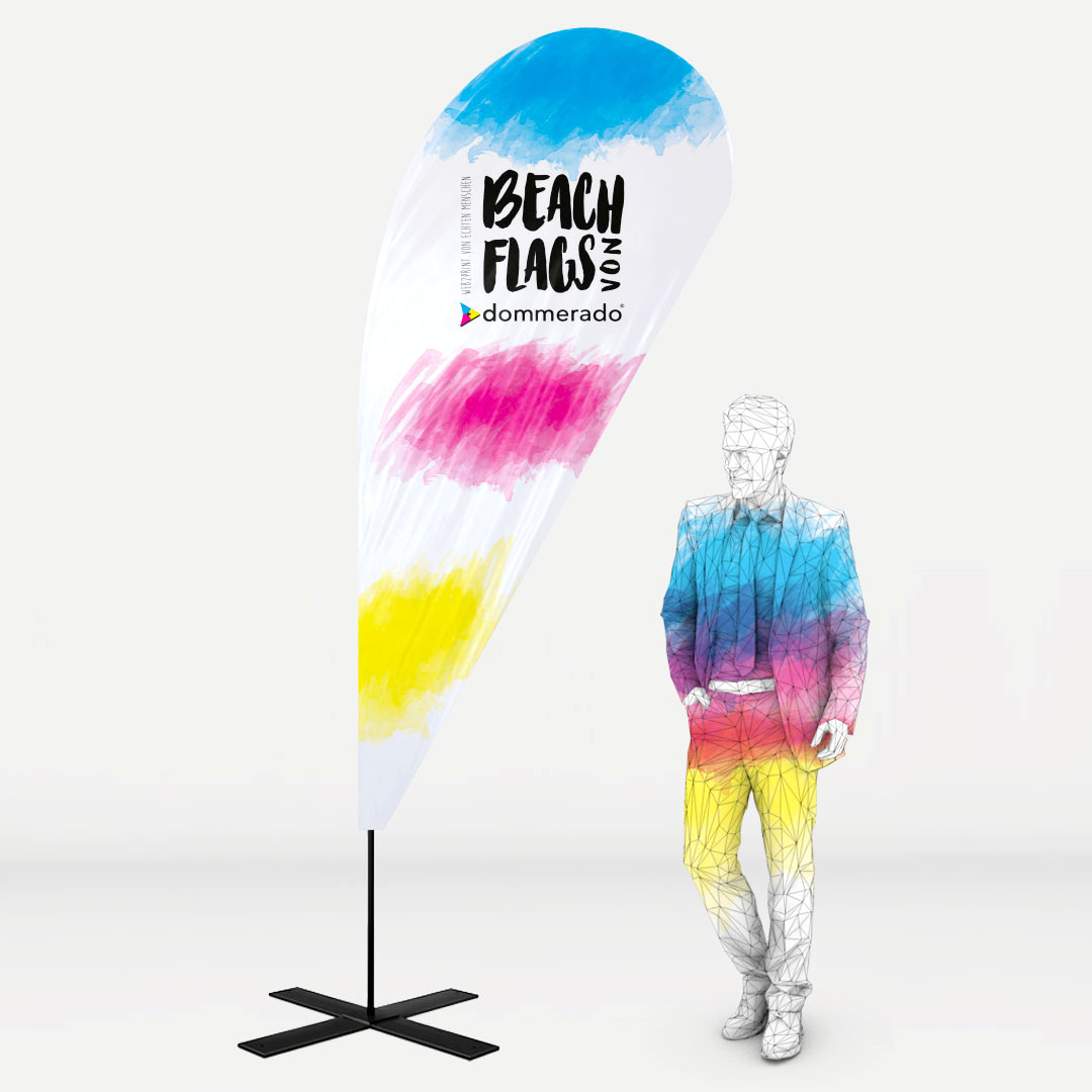 Beachflag in Tropfenform mit farbigem Motiv und Text, an einem Bodenkreuzständer neben einem Mensch zur Größenveranschaulichung