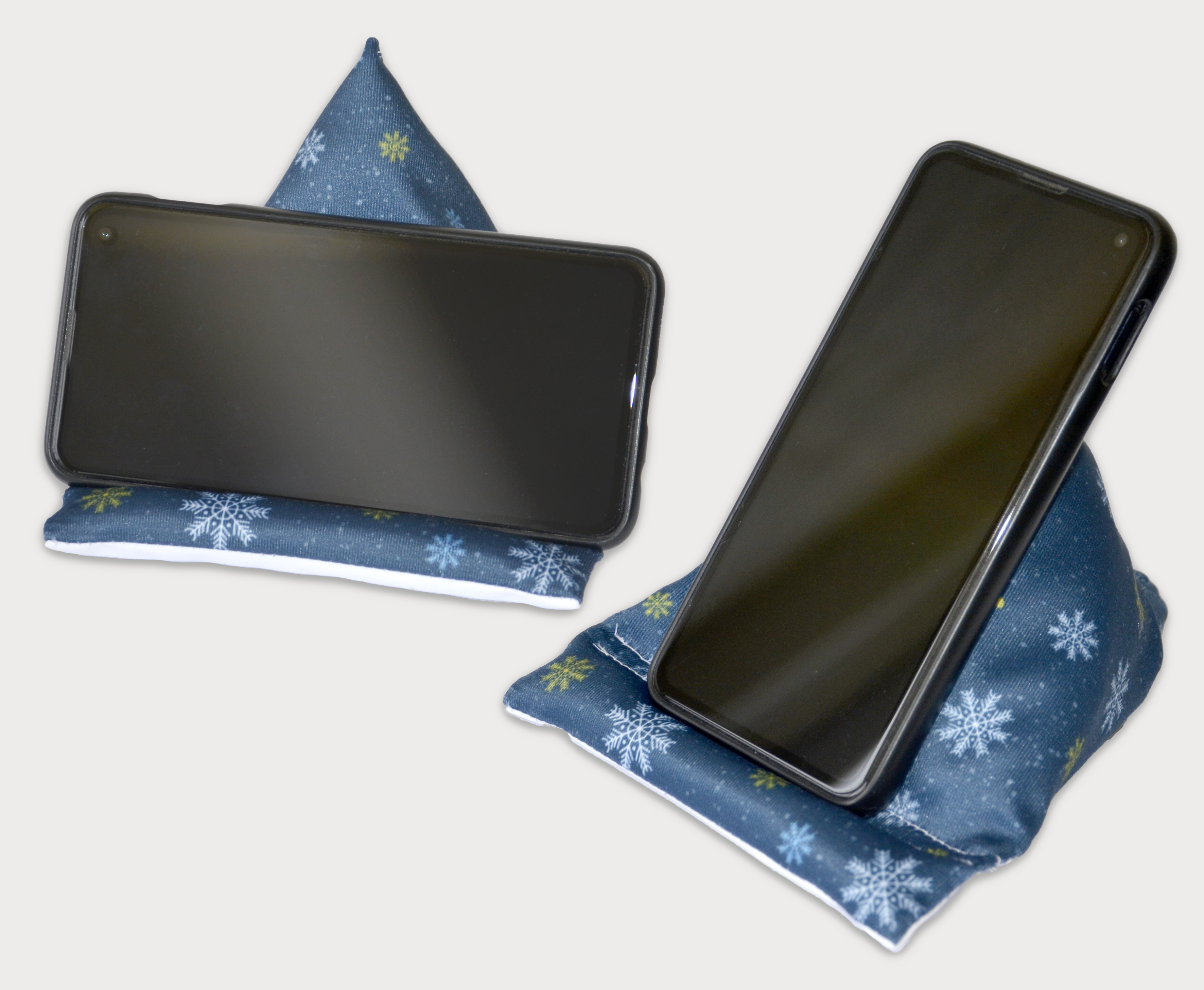 Zwei Handy-Sitzsäcke mit bedrucktem Motiv, beide mit Smartphone darauf