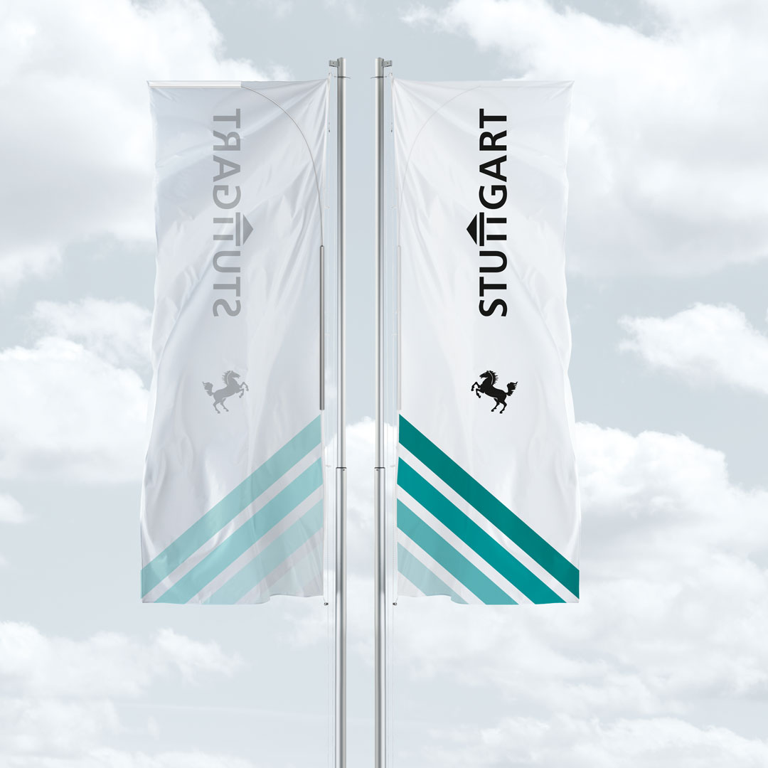 Hochformatfahne am Hissmast mit türkisfarbenem Streifenmotiv, Stuttgart-Schriftzug und sichtbarem Fahnenspanner  auf der Rückseite