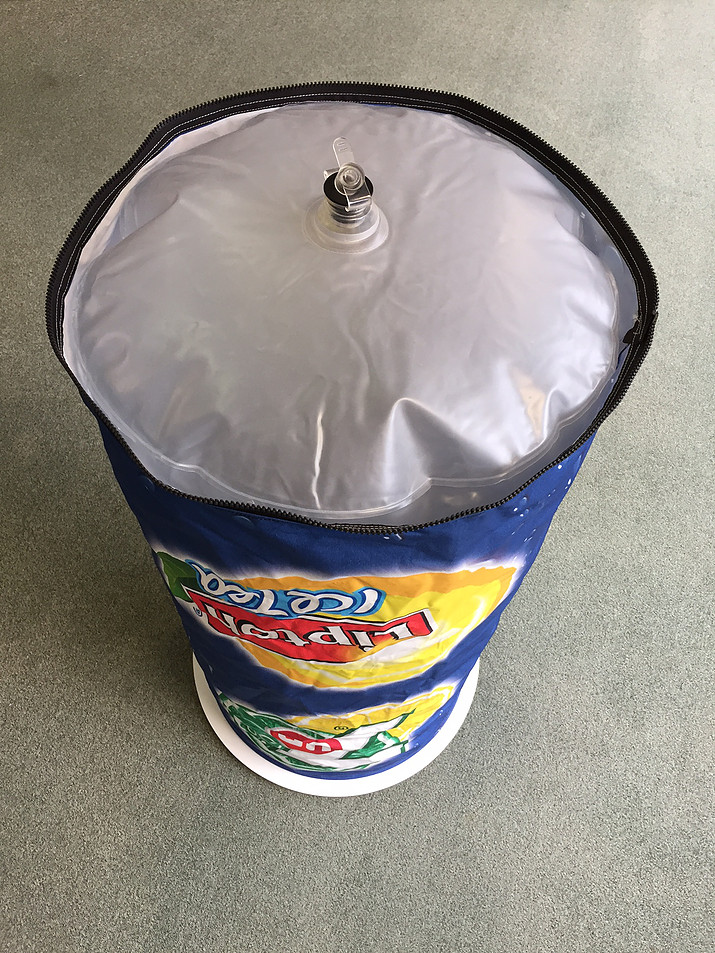 Airquick Tisch mit bedruckter Bespannung mit zentraler Ventilöffnung. 